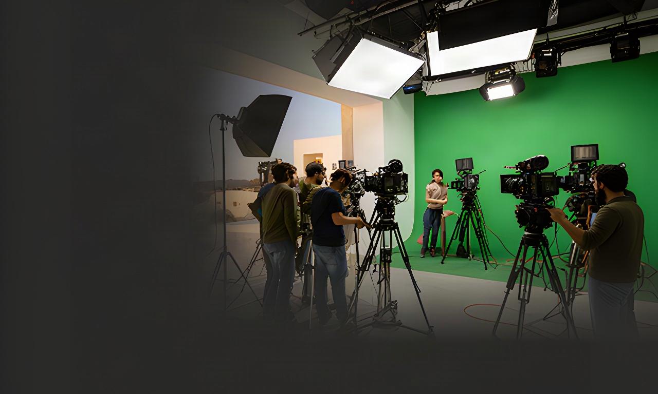 Equipo de producción trabajando en un plató con chroma verde y cámaras multicámara en Ibiza